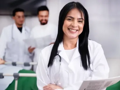 Mujer estudiando auxiliar en enfermería